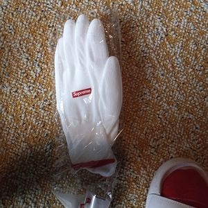 Supreme gloves